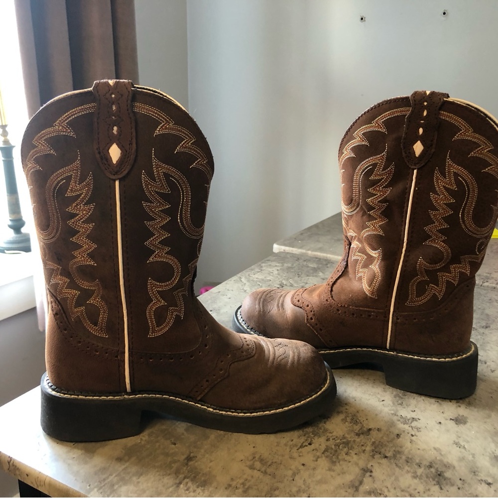 Size 6 1/2 b Justin women’s western boots